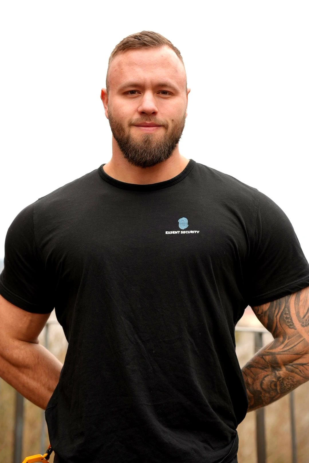 Tekniker arbetar med elektrisk kopplingsbox i kontorsmiljö.