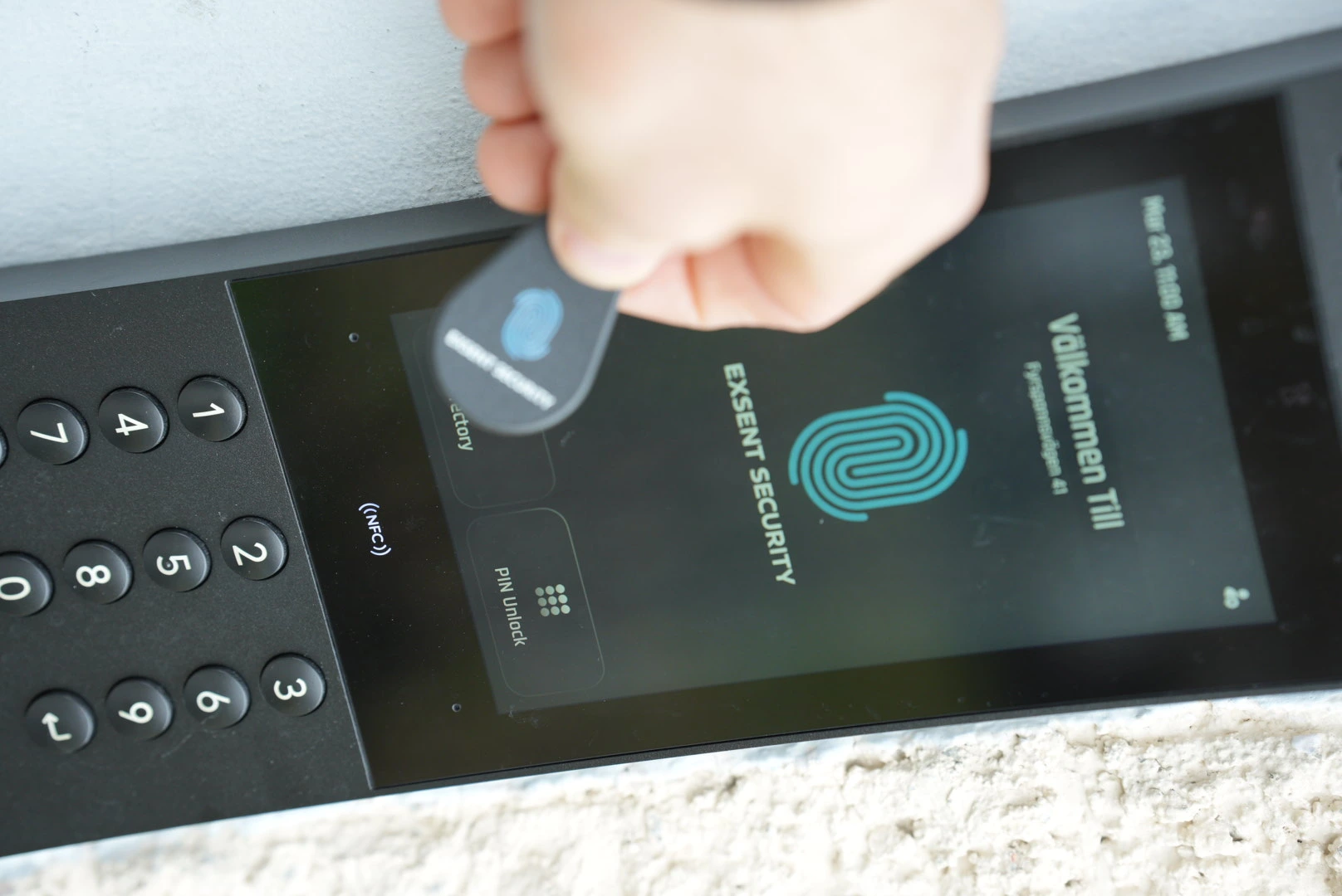 Person använder fingeravtryck för att låsa upp elektronisk dörrlåsenhet