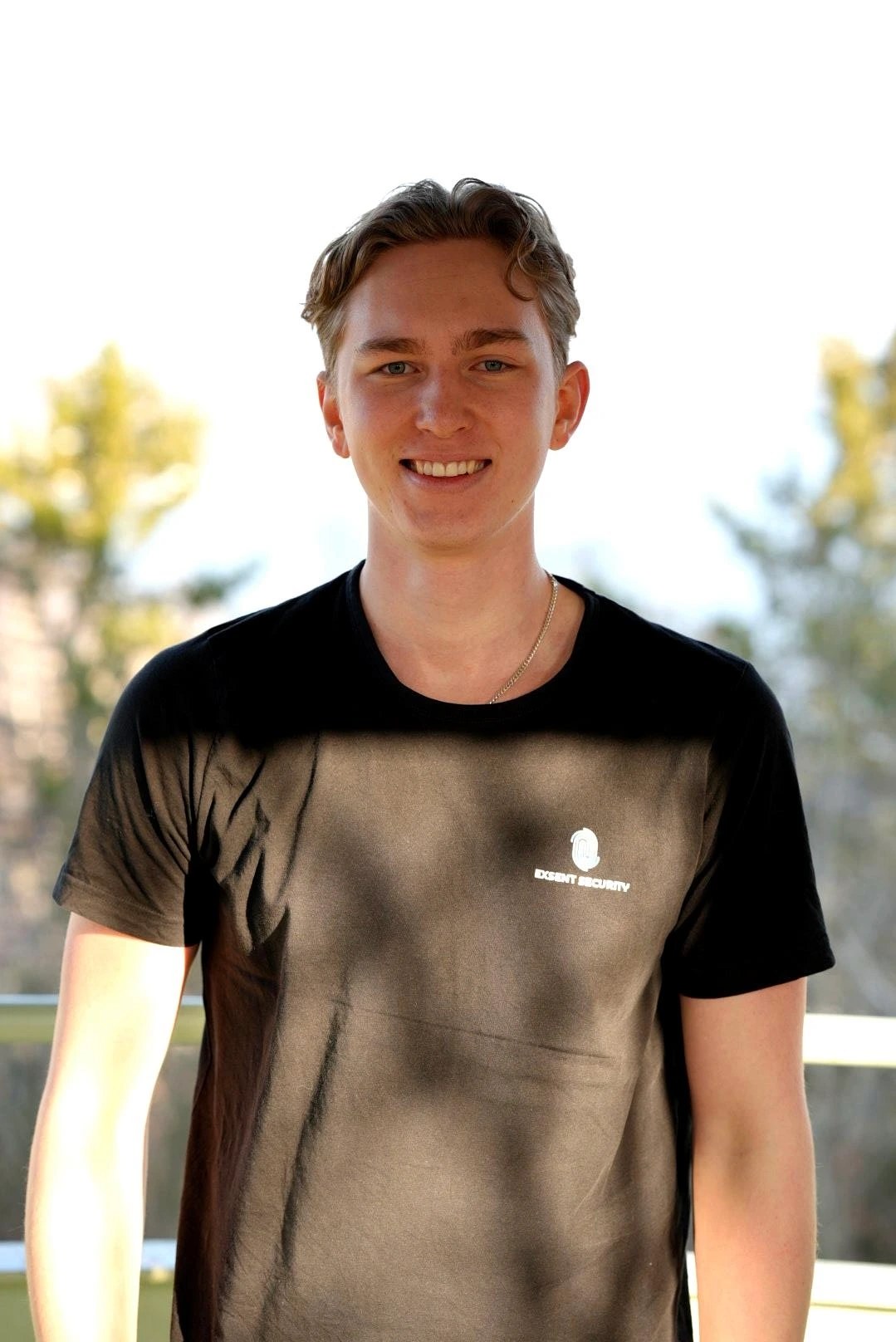 Två tekniker installerar kamera i industrilokal, en på stege och en som håller den.