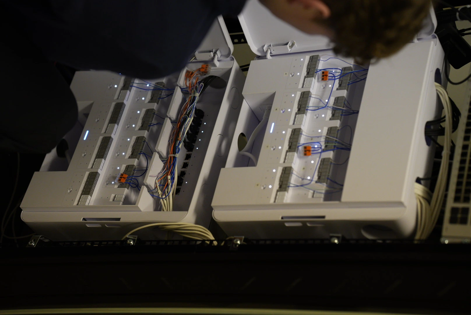 Modern industrilokal med högt i tak, pallställ och gula markeringslinjer på golvet.