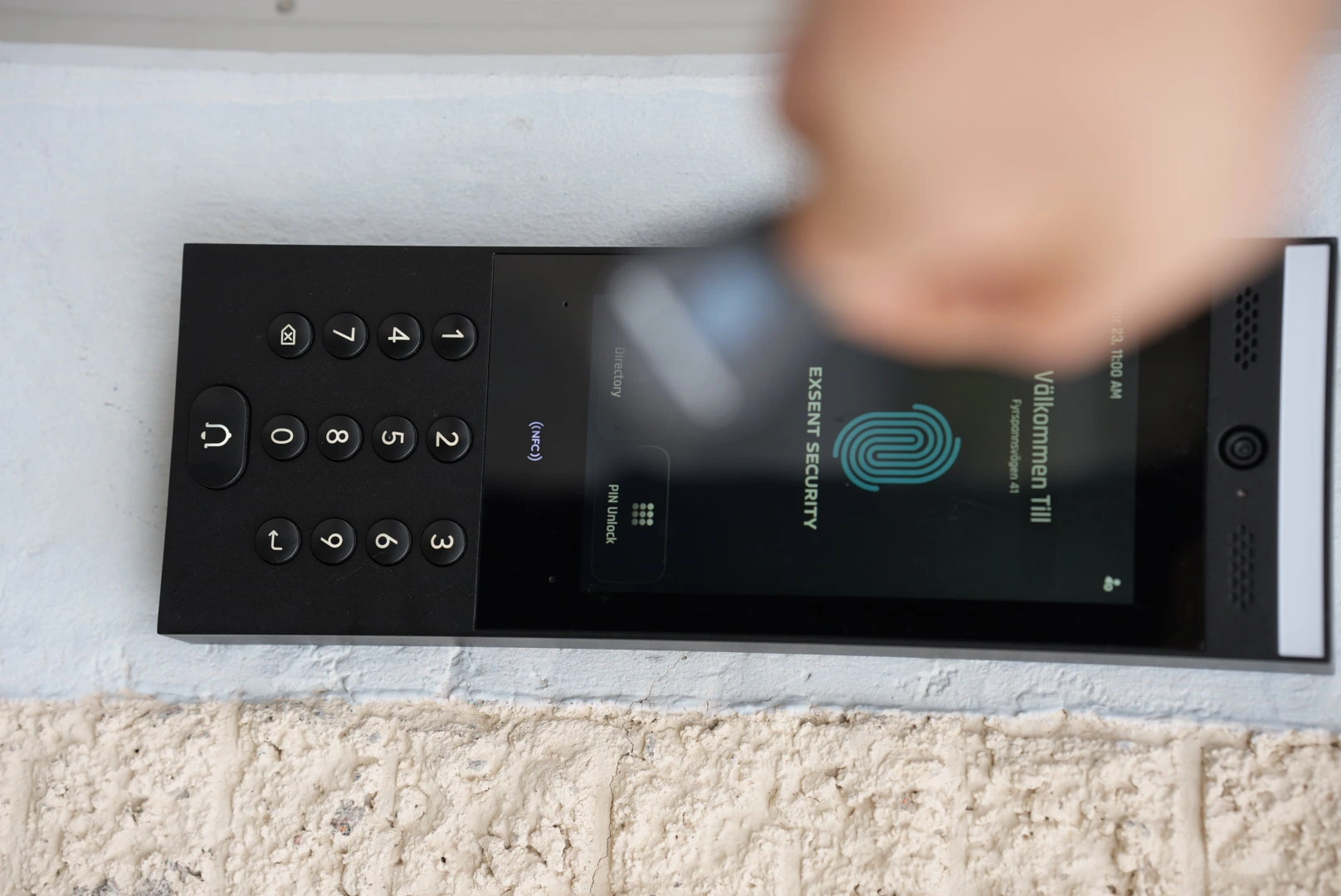 Serverrack med blå nätverkskablar och Exsent Security-utrustning i ett datacenter.
